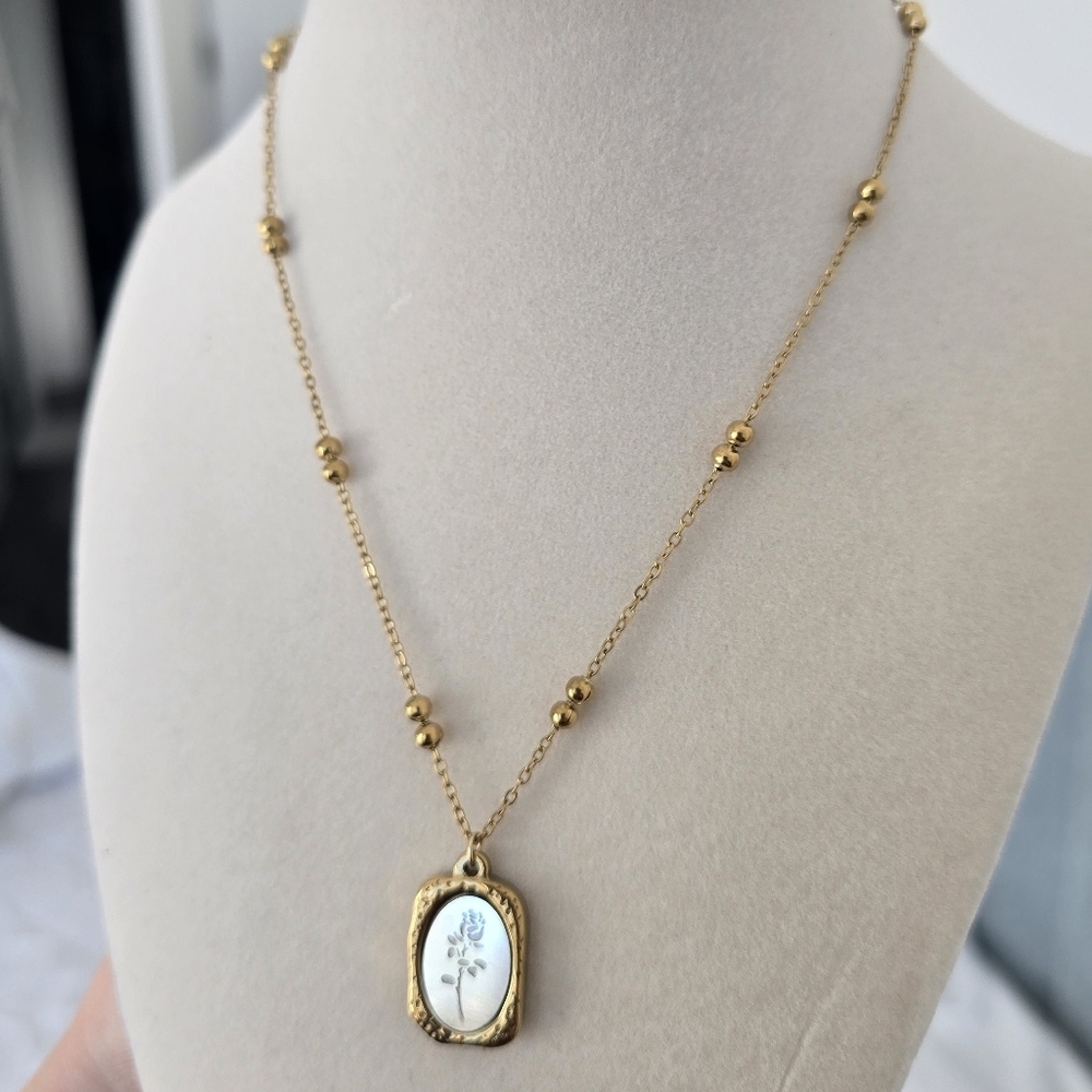 Whimsical Vintage Gold Tone Mirror Pendant Necklace | Romantic Floral Etching - Picture 5 of 7